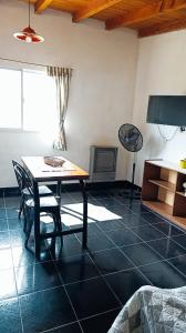 een eetkamer met een tafel en een ventilator bij Nuestro Lugar in El Bolsón