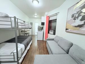 un soggiorno con divano e letto a castello di Midtown Prestige a New York