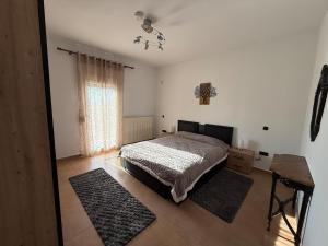 En eller flere senge i et værelse på Cozy Family House with Yard