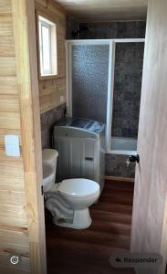 un piccolo bagno con un water e un lavandino di Cabañas a Quemchi