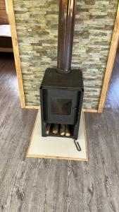 una stufa nera seduta in cima a un piano di Cabañas a Quemchi