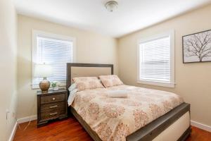 Postel nebo postele na pokoji v ubytování Marbella Lane - 3BR UpprLvl DTWN SJ Ldry