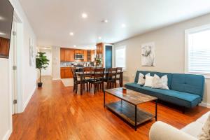 Kuchyň nebo kuchyňský kout v ubytování Marbella Lane - 3BR UpprLvl DTWN SJ Ldry