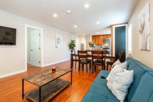 Posezení v ubytování Marbella Lane - 3BR UpprLvl DTWN SJ Ldry