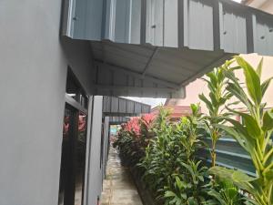 un bâtiment avec un balcon avec des plantes dessus dans l'établissement Seri Mersing Villa, à Mersing