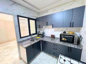 Η κουζίνα ή μικρή κουζίνα στο 2BR Luxurious Apartment - 2 Min from City Center +24 φωτογραφίες