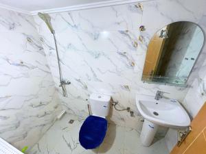 Ένα μπάνιο στο 2BR Luxurious Apartment - 2 Min from City Center