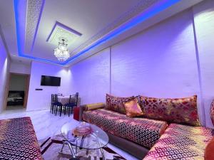 Μια τηλεόραση ή/και κέντρο ψυχαγωγίας στο 2BR Luxurious Apartment - 2 Min from City Center