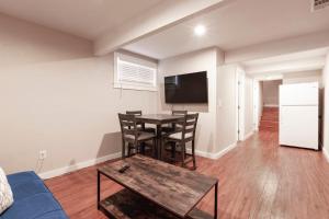 TV a/nebo společenská místnost v ubytování Marbella Lane - 2BR LwrLvl DTWN SJ Ldry + 5 fotografií