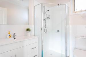 Phòng tắm tại Spacious& Cosy home, convenient to everything +53 ảnh