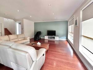 Khu vực ghế ngồi tại Spacious& Cosy home, convenient to everything