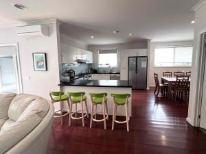 Nhà bếp/bếp nhỏ tại Spacious& Cosy home, convenient to everything