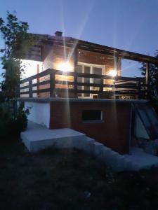 ein Haus mit Lichtern an der Vorderseite in der Unterkunft Mountain resort house - Planinska vikendica in Han Pijesak