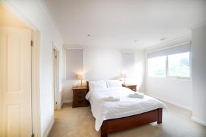 Giường trong phòng chung tại Spacious& Cosy home, convenient to everything