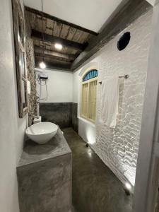 Et badeværelse på 1929 Sudu Colonial House + 95 billeder