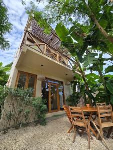 Vườn quanh Casa Plátano Villa and palapa with garden steps from lagoon
