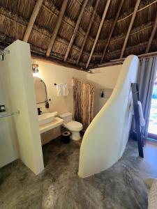 Phòng tắm tại Casa Plátano Villa and palapa with garden steps from lagoon