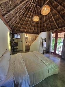 Giường trong phòng chung tại Casa Plátano Villa and palapa with garden steps from lagoon