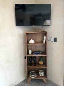 TV/trung tâm giải trí tại Casa Plátano Villa and palapa with garden steps from lagoon +51 ảnh