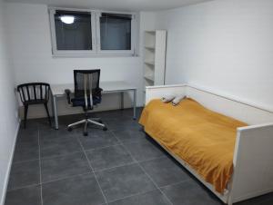 a bedroom with a bed and a desk and a chair at Möblierte Zimmer in privater Wohnung in Köln Heimersdorf in Cologne