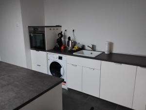 a kitchen with a sink and a washing machine at Möblierte Zimmer in privater Wohnung in Köln Heimersdorf in Cologne +14 photos