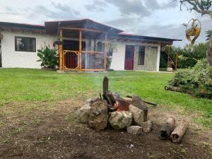 un mucchio di tronchi davanti a una casa di Finca El Rosal a Alcalá