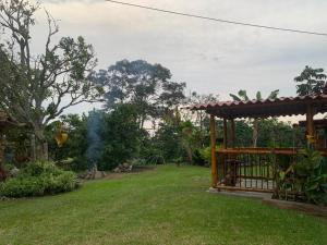 giardino con gazebo in cortile di Finca El Rosal a Alcalá Altre 8 foto