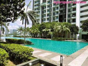 Πισίνα στο ή κοντά στο Cybersquare Lakeview with Netflix and Disney Hotstar