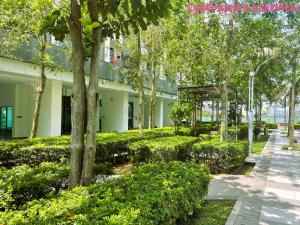 Κήπος έξω από το Cybersquare Lakeview with Netflix and Disney Hotstar