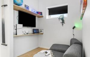 Et tv og/eller underholdning på Amazing Home In Ebeltoft With Sauna