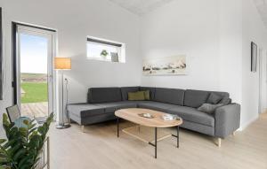 Et opholdsområde på Amazing Home In Ebeltoft With Sauna