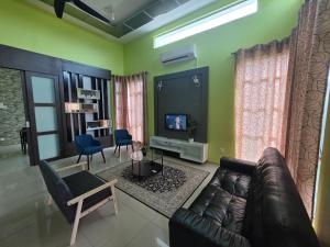 Μια τηλεόραση ή/και κέντρο ψυχαγωγίας στο EMAK Guest House +27 φωτογραφίες