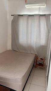 Giường trong phòng chung tại Casa com piscina, garagem, dois banheiros, dois quartos fácil acesso Uber e 99