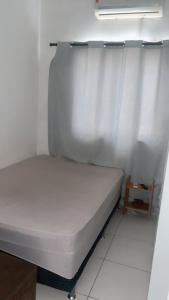 Giường trong phòng chung tại Casa com piscina, garagem, dois banheiros, dois quartos fácil acesso Uber e 99