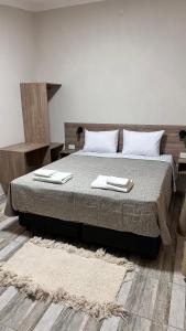 ein Schlafzimmer mit einem Bett, auf dem zwei Handtücher liegen in der Unterkunft Aroma a Vi d Fiambalá in Fiambala + 16 Fotos