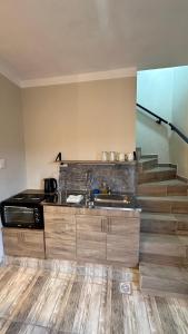 eine Küche mit Spüle und Treppe in der Unterkunft Aroma a Vi d Fiambalá in Fiambala