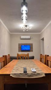 ein Esstisch mit einem Handy darauf in der Unterkunft Aroma a Vi d Fiambalá in Fiambala