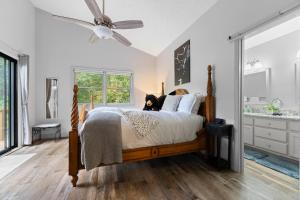 ein Schlafzimmer mit einem Bett, auf dem ein Hund liegt in der Unterkunft Bella Vita - Pet Friendly Cabin in Maggie Valley