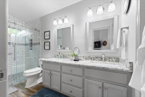 ein Badezimmer mit Waschbecken, Toilette und Dusche in der Unterkunft Bella Vita - Pet Friendly Cabin in Maggie Valley + 60 Fotos