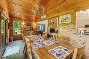 ein Esszimmer mit Tisch und Stühlen in einer Hütte in der Unterkunft Bella Vita - Pet Friendly Cabin in Maggie Valley