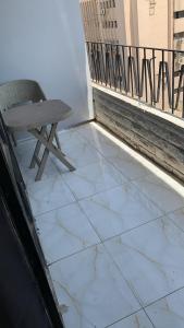 einen Stuhl auf dem Balkon eines Gebäudes in der Unterkunft Nada HOTEL in Kairo