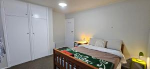 En eller flere senge i et værelse på Bridge & Birds