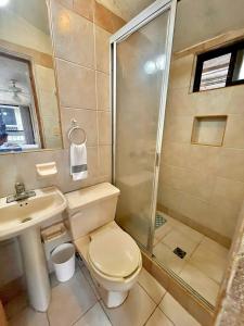 Et badeværelse på Villa #6 de 5 habitaciones, con vista directa a la Laguna de Chairel