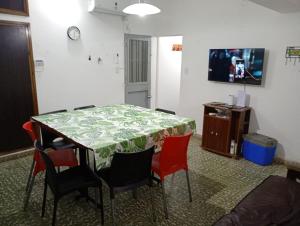 TV a/nebo společenská místnost v ubytování Hermosa Casa equipada a metros del Río Cosquín