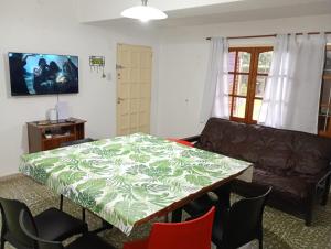 TV a/nebo společenská místnost v ubytování Hermosa Casa equipada a metros del Río Cosquín