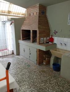 Kuchyň nebo kuchyňský kout v ubytování Hermosa Casa equipada a metros del Río Cosquín