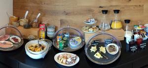 Guarda Lodge في جواردا: طاولة عليها العديد من أطباق الطعام
