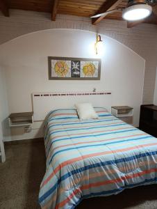 En eller flere senge i et værelse på Oasis Cochera opcional