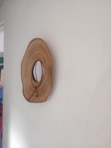 ein runder Gegenstand an einer weißen Wand mit einem Spiegel in der Unterkunft casa cactus in Acapulco