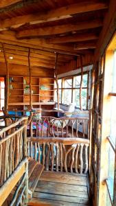Cette chambre en bois dispose d'une table et d'un plafond en bois. dans l'établissement Refugio Kallfuko, a great space with nature, à Valdivia